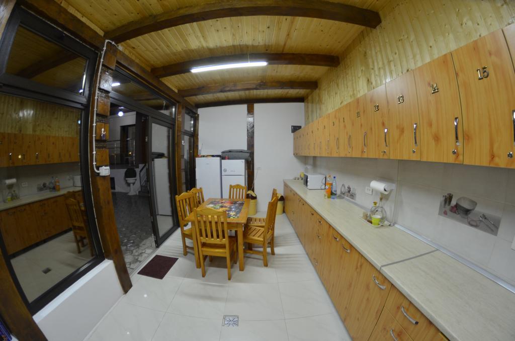 Razvan Holiday كوستِنيست المظهر الخارجي الصورة