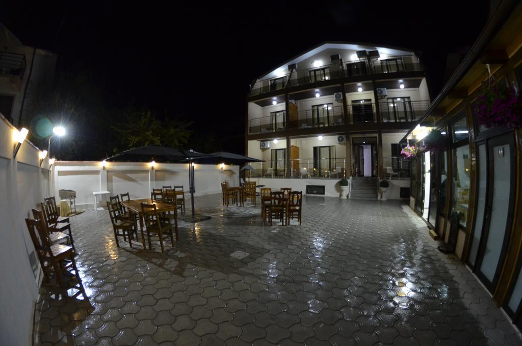 Razvan Holiday كوستِنيست المظهر الخارجي الصورة