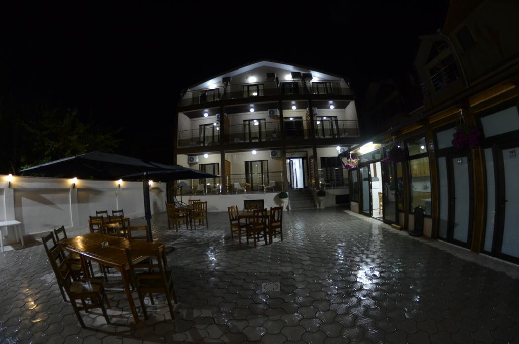 Razvan Holiday كوستِنيست المظهر الخارجي الصورة