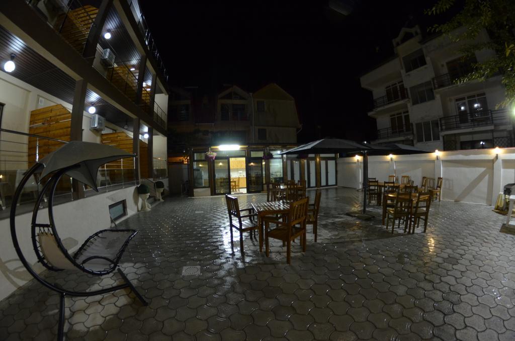 Razvan Holiday كوستِنيست المظهر الخارجي الصورة