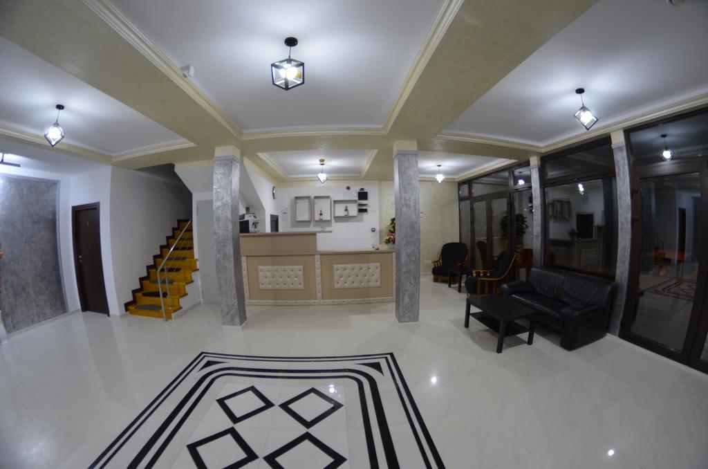 Razvan Holiday كوستِنيست المظهر الخارجي الصورة